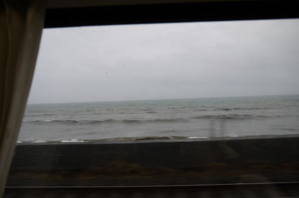 12.窓に見える海は.jpg