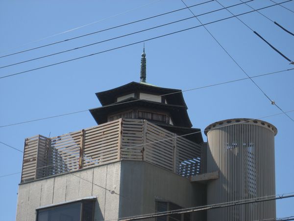 3.屋根上に寺院(？)を発見.JPG