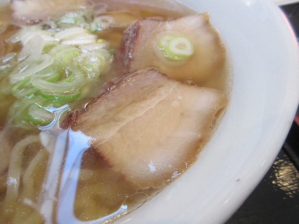7.透明スープと小さいチャーシュー.jpg
