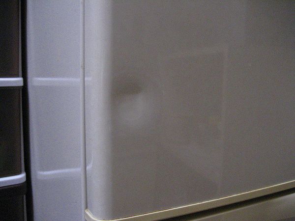 冷蔵庫の凹み.jpg
